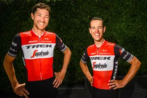 Richie Porte (phải) trong màu áo mới của Trek-Segafredo
