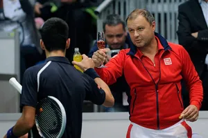 HLV Vajda đang chúc mừng Djokovic