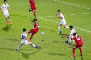 Các cầu thủ CHDCND Triều Tiên (áo trắng) phòng thủ trước một pha tấn công của Lebanon