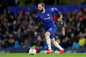 Gonzalo Higuain trong trận đấu ra mắt màu áo của Chelsea
