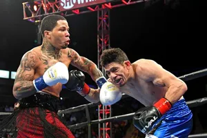 Gervonta Davis đấm gục Hugo Ruiz