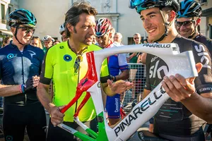 Fausto Pinarello đang khoe một thiết kế khung sườn xe đua hiện đại cho các tay đua Sky