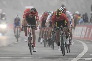 Roglic (phải) rút thắng Dumoulin