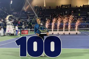 Roger Federer và chiếc cúp vô địch thứ 100