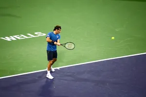 Federer đánh thử 1 cú trái tay sử dụng 2 tay