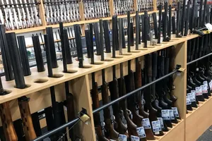 Lệnh cấm bán vũ khí mới có hiệu lực từ 3 giờ chiều 21-3. Ảnh: REUTERS