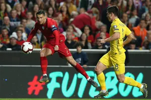 Ronaldo tung cú dứt điểm... không thành bàn trong trận đấu với Ucraina