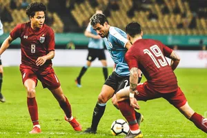 Lodeiro (Uruguay) đi bóng giữa 2 cầu thủ Thái Lan
