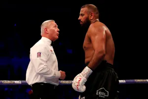 Trọng tài tước tư cách thi đấu của Kash Ali vì hành vi cắn người