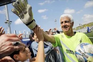 Cụ ông Isaak Hayik, 73 tuổi vẫn bắt bóng