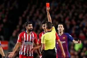 Diego Costa nhận thẻ đỏ vì xúc phạm mẹ trọng tài chính
