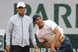 Ông Toni Nadal (đứng sau) khi còn làm HLV cho Nadal