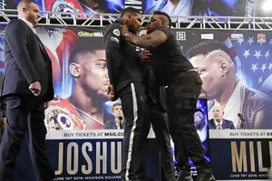 Miller "bé bự" xô người AJ "cơ bắp" trong buổi họp báo hồi cuối tháng 2