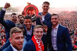 Cầu thủ Twente ăn mừng chiến thắng cùng 20 ngàn CĐV