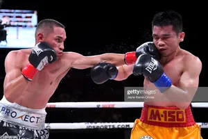 El Gallo ra một đòn quyền tay trái trúng mặt Rungvisai