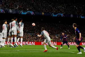 Messi thực hiện cú sút phạt hàng rào thành bàn ngoạn mục