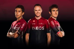 Chris Froome (giữa) và Geraint Thomas ra mắt mẫu áo đấu mới của đội đua mới mà cũ Ineos