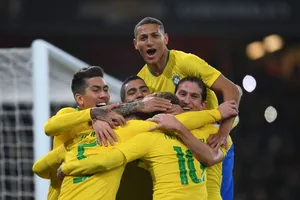 Richarlison (trên cùng) trong màu áo tuyển Brazil
