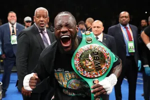 Wilder gào thét sau khi đấm gục Breazeale, bảo vệ đai hạng nặng WBC