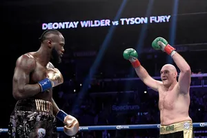 Fury giơ tay khích tướng Wilder trong trận đấu hồi tháng 12 năm ngoái
