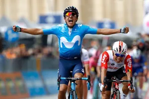 Richard Carapaz ăn mừng chiến thắng