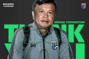 Hình ảnh LĐBĐ Thái Lan nói lời tạm biệt với ông Sirisak