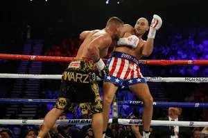 Fury dùng "thân ảnh kỳ áo" để tránh đòn của Schwarz