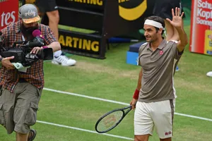 Roger Federer chào các khán giả ở Gerry Weber Stadion