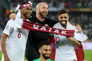 Ông Felix Sanchez và các học trò đến Copa không phải để... chụp hình với Messi