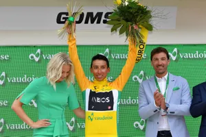 Egan Bernal mặc Áo vàng Tour de Suisse