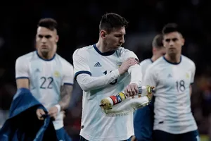 Messi nổi bật trong hình, nhưng người làm nền phía sau anh là Martinez (số 22) lại mới là người tỏa sáng