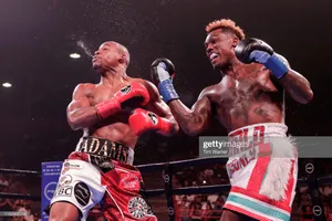 Charlo tung quyền trúng mặt Adams