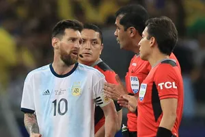 Messi rất không hài lòng với cách điều hành trận đấu của tổ trọng tài