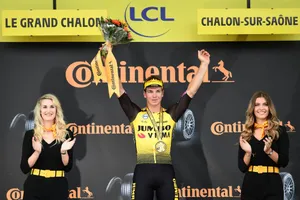 Dylan Groenwegen trên bục nhận giải