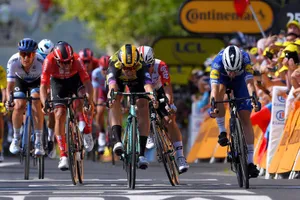 Van Aert rút thắng hàng loạt "hảo thủ" đua nước rút tốc độ ở đích đến