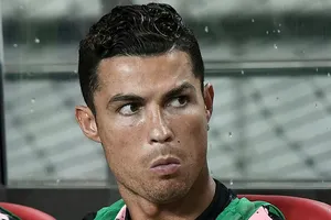 Ronaldo ngồi dính trên băng ghế dự bị trong suốt trận đấu với Các ngôi sao K-League