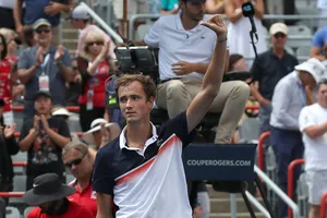 Medvedev đã hủy diệt Thiem và giành vé bán kết