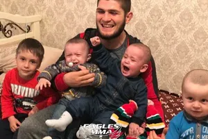 Khabib ôm trong lòng các con của mình