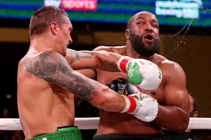 Một cú ra quyền đánh "lật mặt" đối thủ của Usyk