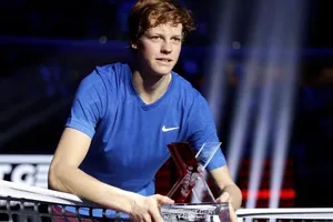 Vẻ mặt non choẹt của chàng trai 18 tuổi khi nhận cúp vô địch