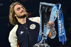 Tsitsipas đang săm soi chiếc cúp lớn nhất trong sự nghiệp của mình