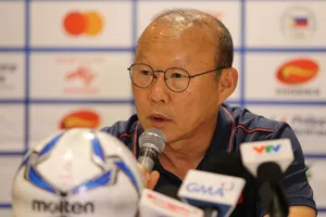 Ông Park Hang Seo trả lời phỏng vấn họp báo. Ảnh: DŨNG PHƯƠNG