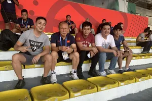 Thầy Park trên khán đài sân Rizal Memorial với người hâm mộ Việt Nam