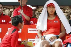 Vẻ mặt buồn nản của Osaka