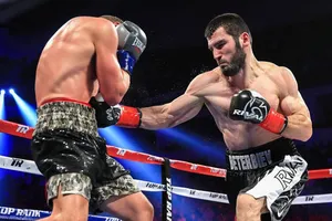 Beterbiev cũng da trắng và để râu quai nón như là Khabib