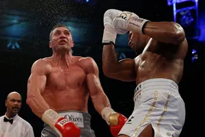 Wladimir trúng đòn Joshua