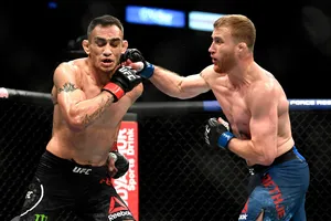 Gaethje ra quyền phải trúng thẳng mặt Ferguson