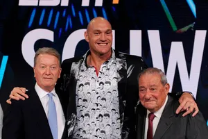 Fury và 2 ông bầu của mình (Warren bên trái và Arum bên phải)