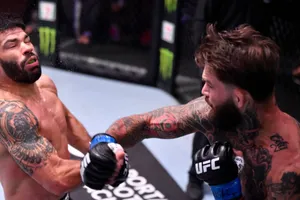 Cody "No Love" đánh KO đối thủ