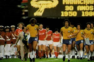 Tuyển Liên Xô và tuyển Brazil bước vào sân Maracana